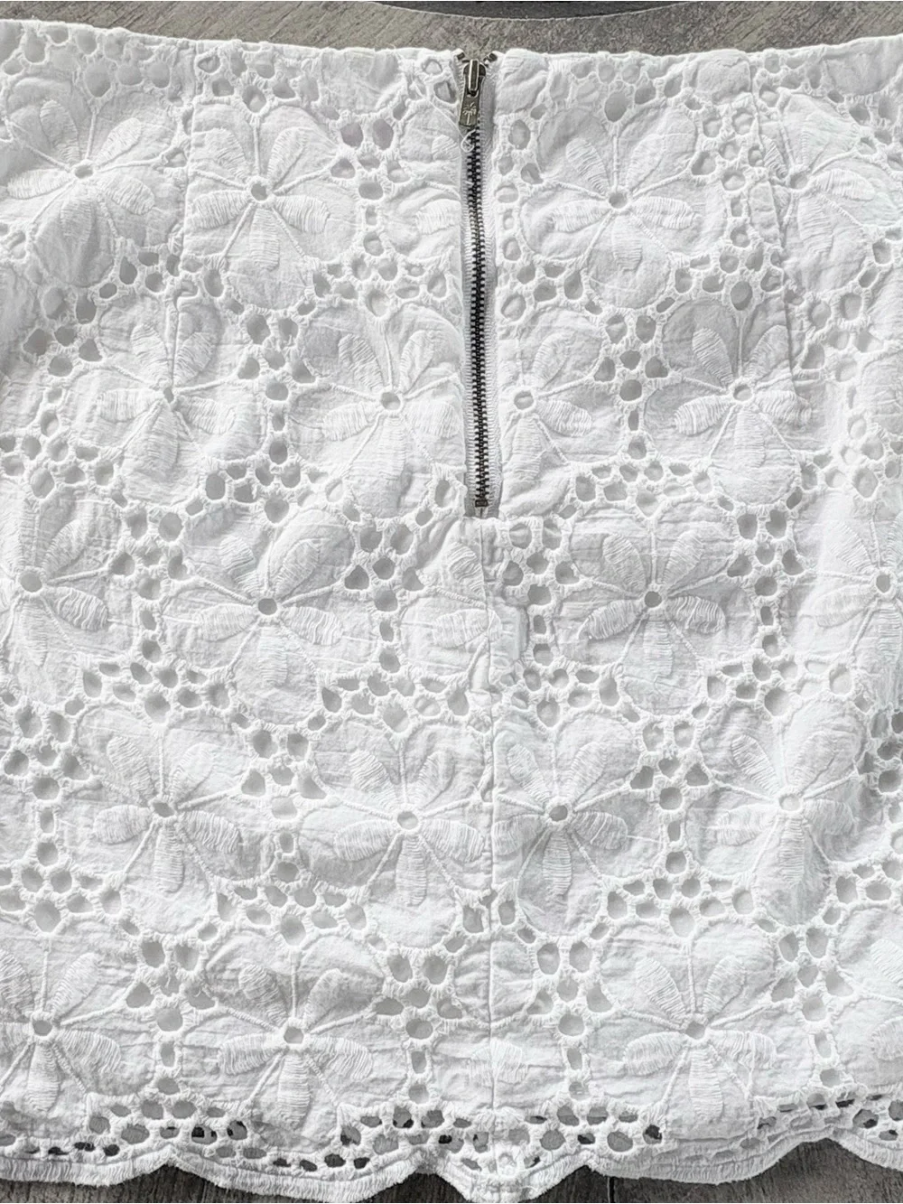 Lilly Pulitzer Tate White Eyelet Mini Skirt with scalloped hem Size 6 - Picture 4 of 11